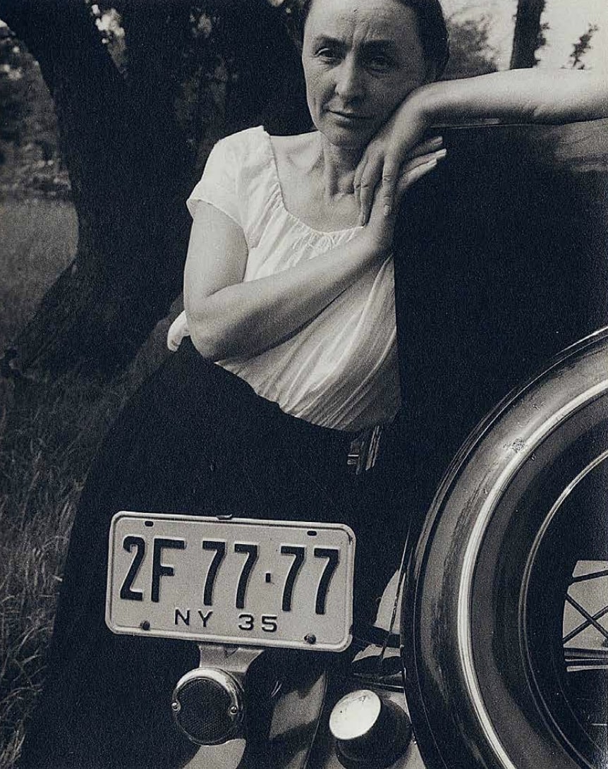 Alfred Stieglitz: Az autójának támaszkodó Georgia O'Keeffe, 1935, forrás: Wikimedia Commons